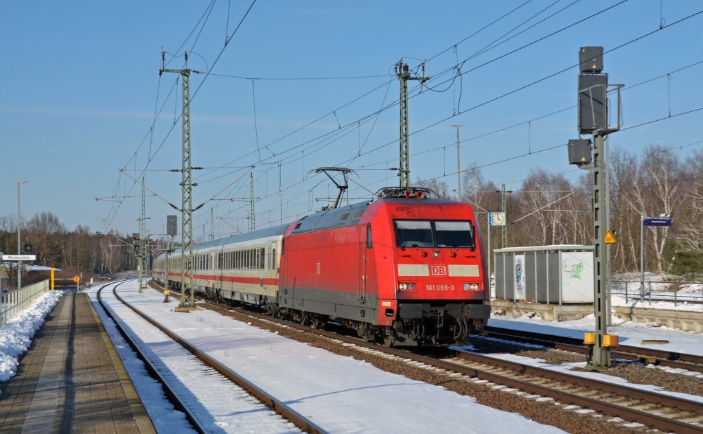 Am 24.03.13 war 101 069 fr die Bespannung des IC 1956 eingeteilt. Hier durchfhrt der Zug Muldenstein Richtung Bitterfeld.