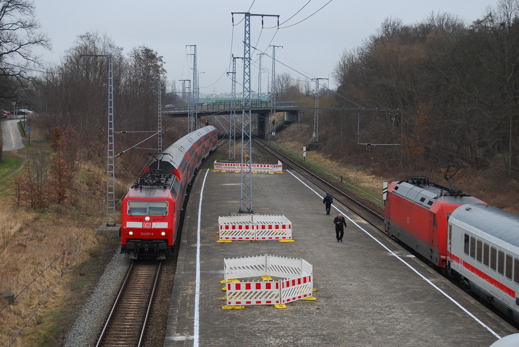 Am 24.03.2012 geben sich 120 201-9 und 101 077-6 ein Stelldichein auf dem Bahnhof Rostock-Kassebohm. Beide Z�ge hielten hier. Grund daf�r war, dass an der S�dausfahrt des Rostocker Hauptbahnhofes eine Bauweiche eingebaut wurde und so alle Z�ge in Richtung Hamburg von Rostock-Kassebohm aus �ber die G�terkurve Rostock umgeleitet wurden. 