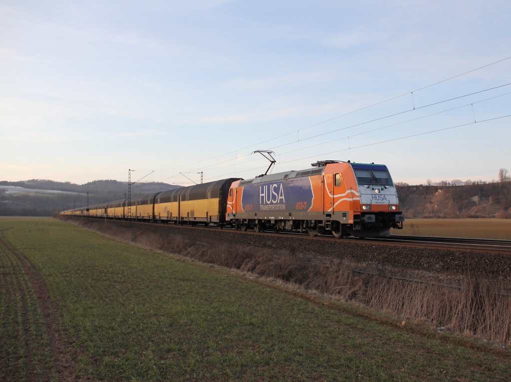 Am 24.03.2013 bespannte die HUSA 185 613-7 einen BMW-Zug in Richtung Sden. Da die Lok sich in unsere Gegend sonst so gut wie nie verirrt, war die Aufregung entsprechend gro. Vor allem, dass noch Licht da ist, wenn sie denn endlich kommt. Hier aufgenommen zwischen Albungen und Eschwege.