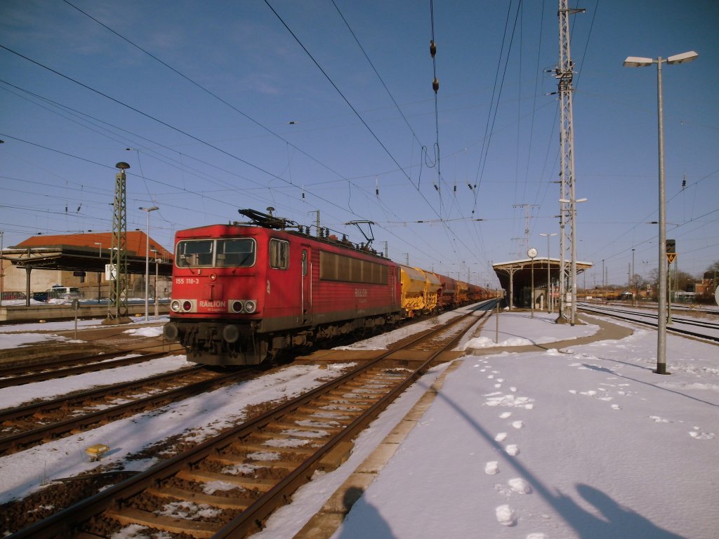 Am 24.03.2013 fuhr 155 118 durch Stendal mit einem Harnstoffzug aus Piesteritz in Richtung Wittenberge.