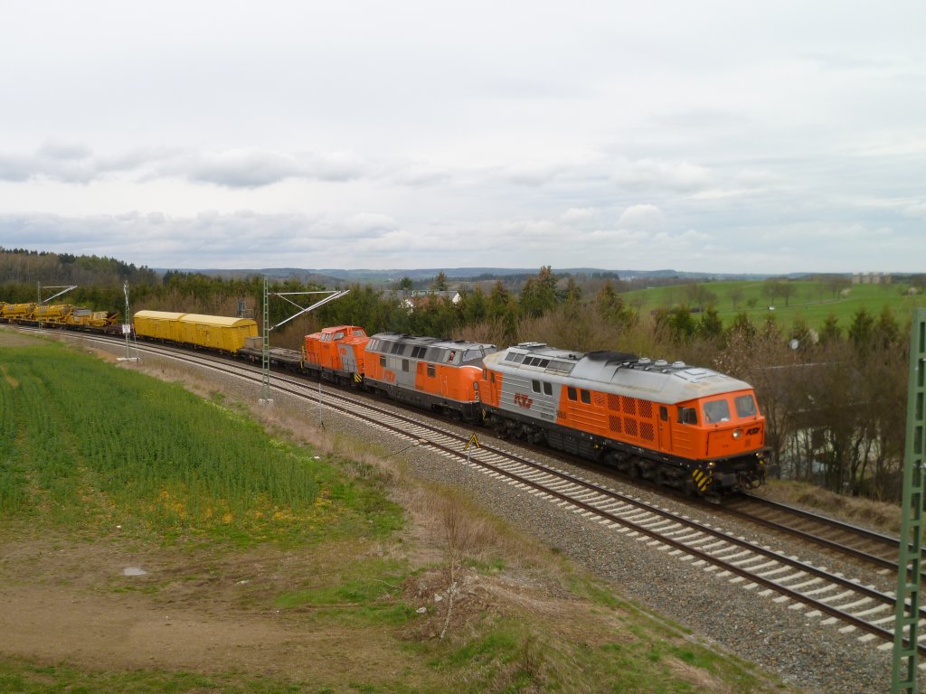 Am 24.04.12 fuhr ein Bauzug der RTS durch das Vogtland. Loks waren 230 077-0, 221 134 und 203 501, heir zusehen kurz vor Herlasgrn/V.