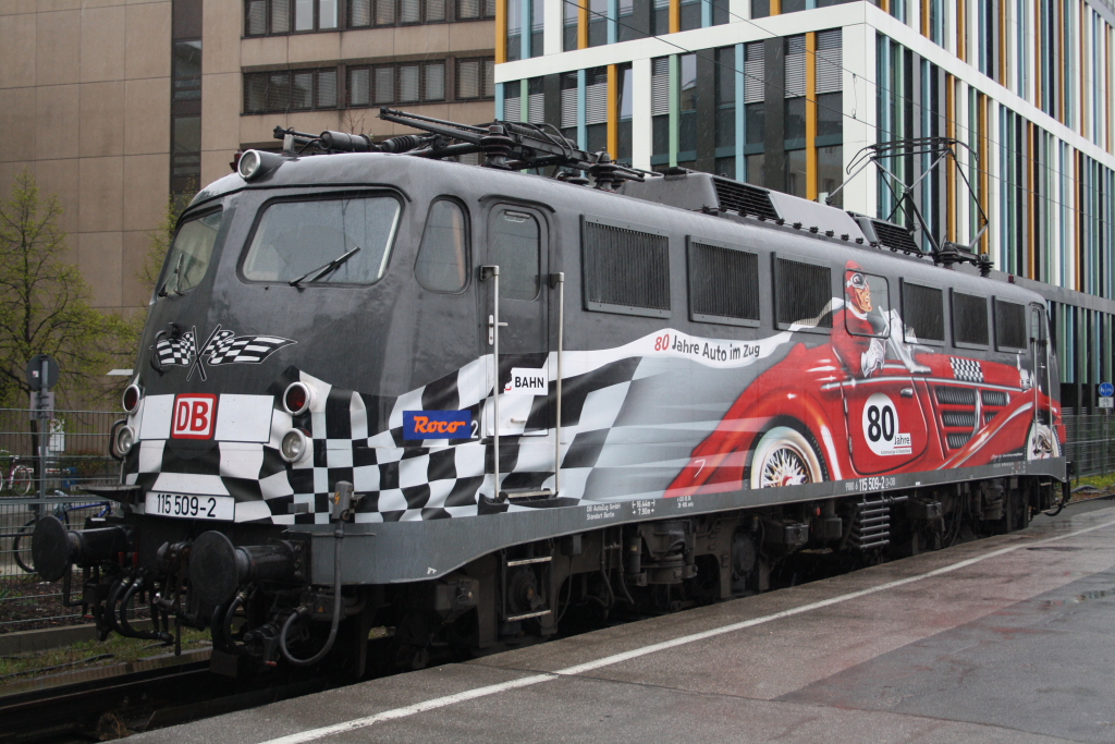 Am 24.04.2012 konnte ich die Bunte DB Autozug Lok 115 509-2 machen am Mnchner Hauptbahnhof Gleis 5 von vorne betrachtet