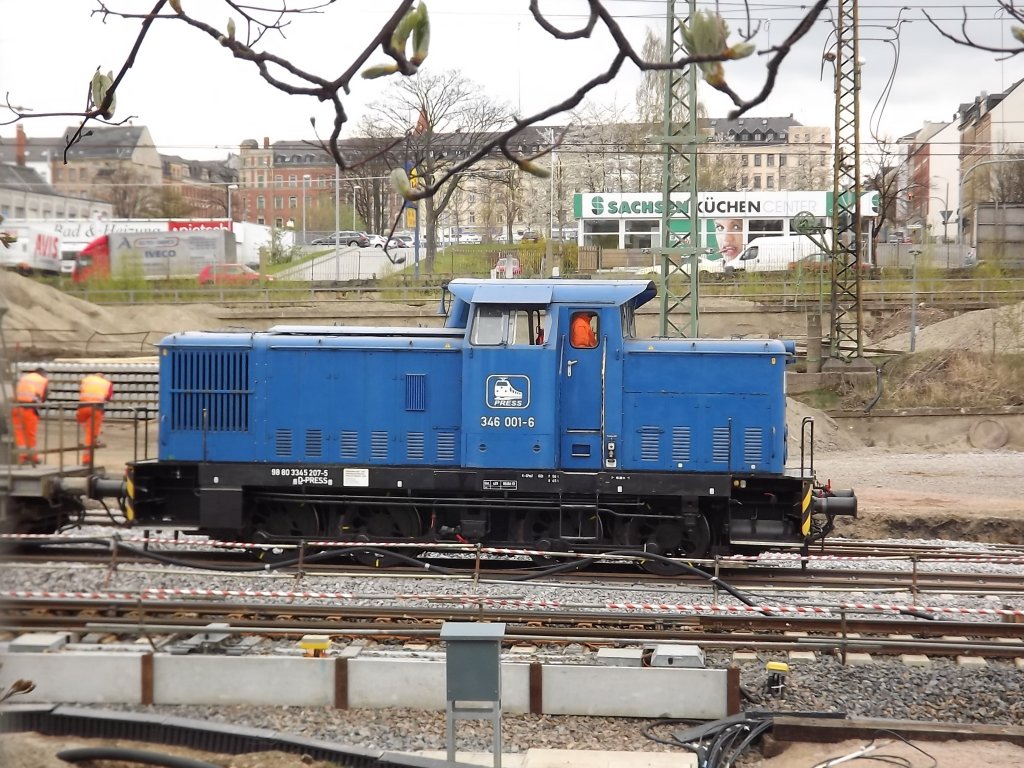 Am 24.04.2012 rangierte PRESS 346 001 in Chemnitz HBF. Nach der Dachkante von  Sachsenkchen  ist das Bild gerade.