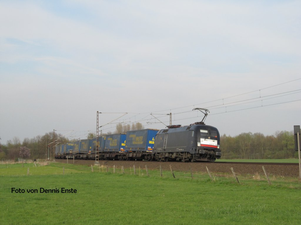 Am 24.04.2013 entstand dieses Foto in der Scharmeder Kurve (KBS 430 zwischen Paderborn und Geseke) mit dem LKW-Walter Ganzzug. Die Leistung wird erbracht durch die Gesellschaft TXL (hier mit einer Lok aus dem MRCE-Pool).