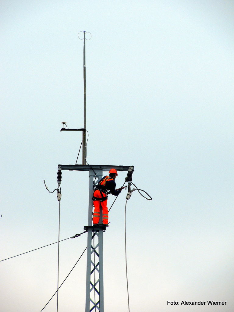 Am 24.05. konnte ich auch diese artistische Sichtung machen. Auf einem sehr hohen Oberlitungsmast in Bestensee arbeitete dieser  Klettermax  ;-)! Viele Gre! Er lste die Versorgungsleitungen und das alles ohne Kran.