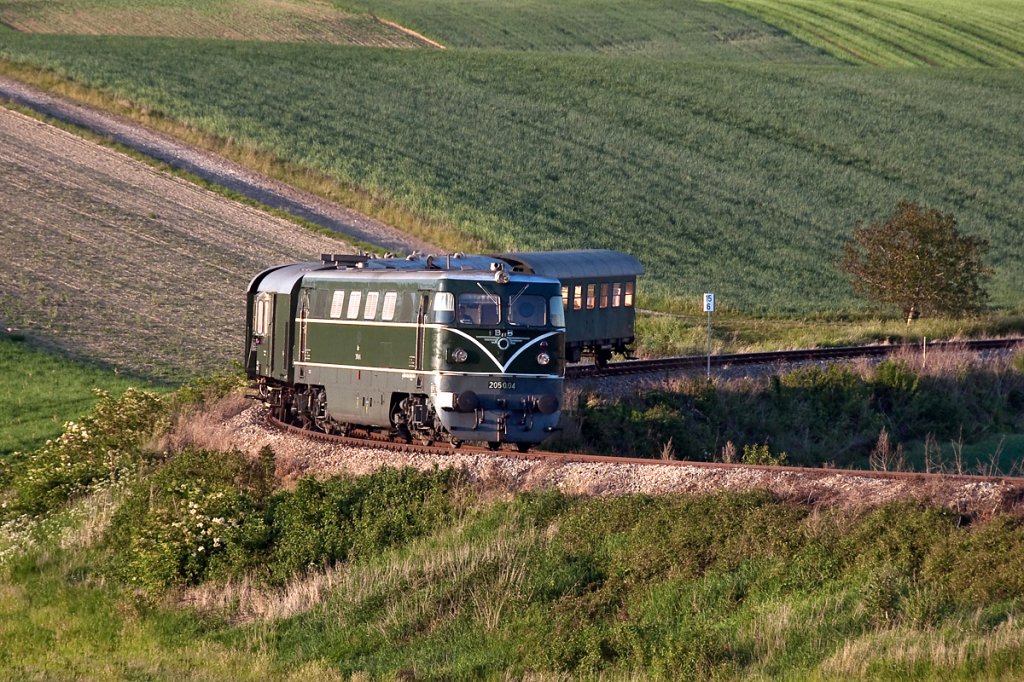 Am 24.05.2012 war ein Sonderzug von Wien Praterstern nach Ernstbrunn und retour auf der Landesbahn unterwegs. Das Foto entstand am Abend bei der Rckfahrt kurz vor Wrnitz-Hetzmannsdorf, wobei Wert darauf gelegt wurde, dass nur die grnen Wagen zu sehen sind.