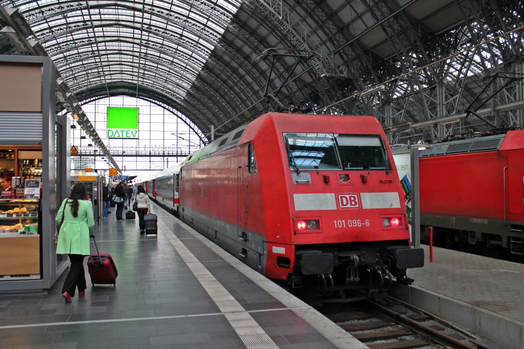 Am 24.05.2013 bespannte die Hamburger 101 096-6 den IC 2385 von Berlin Sdkreuz nach Karlsruhe Hbf. Hier steht der InterCity in Frankfurt Hbf.