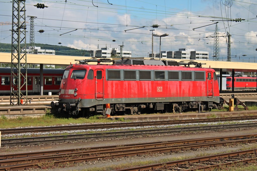 Am 24.05.2013 stand 110 469-4 an einem Prellbock in Basel Bad Bf. Sie kam einen Tag zuvor mit dem Pbz 2459 nach Basel. Am Abend des 24.05. wird sie dann mit dem Pbz 2458 wieder nach Karlsruhe abfahren.