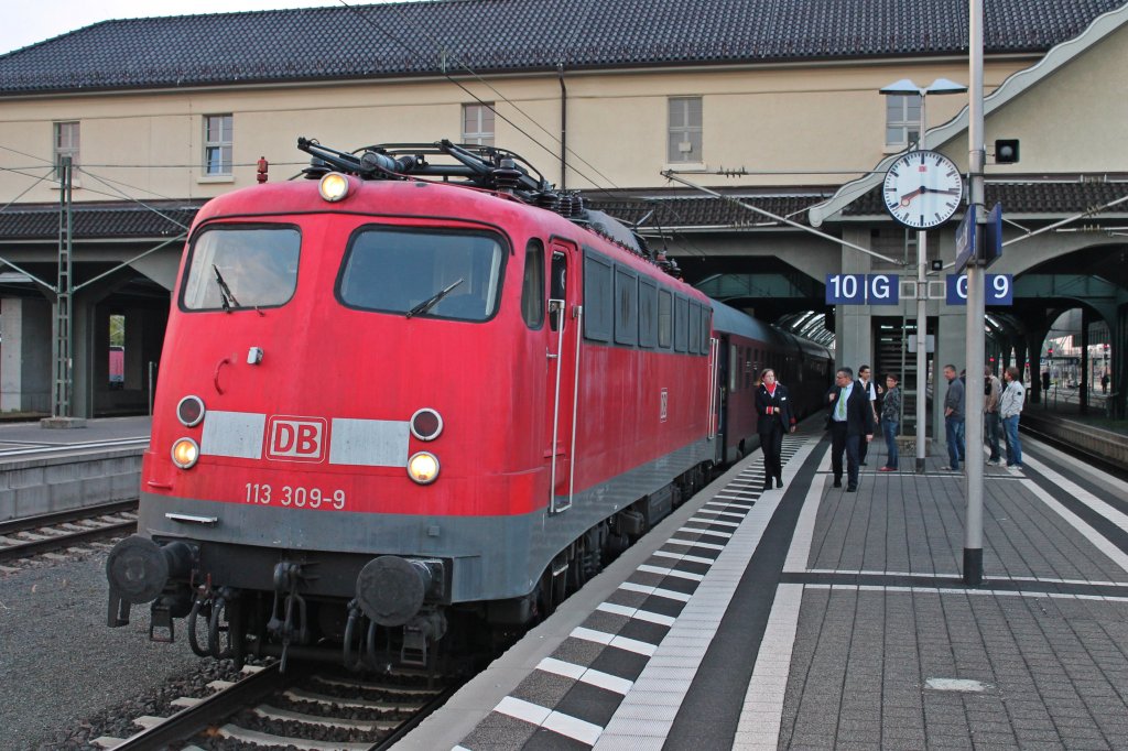 Am 24.05.2013 stand 113 309-9 mit dem AZ 13409 von s´Hertogenbosch nach Livorno Central in Darmstadt Hbf. Ca. 1 Stunde spter wir die  alte Dame  ihre Reise Richtung Sden weiter fhren.