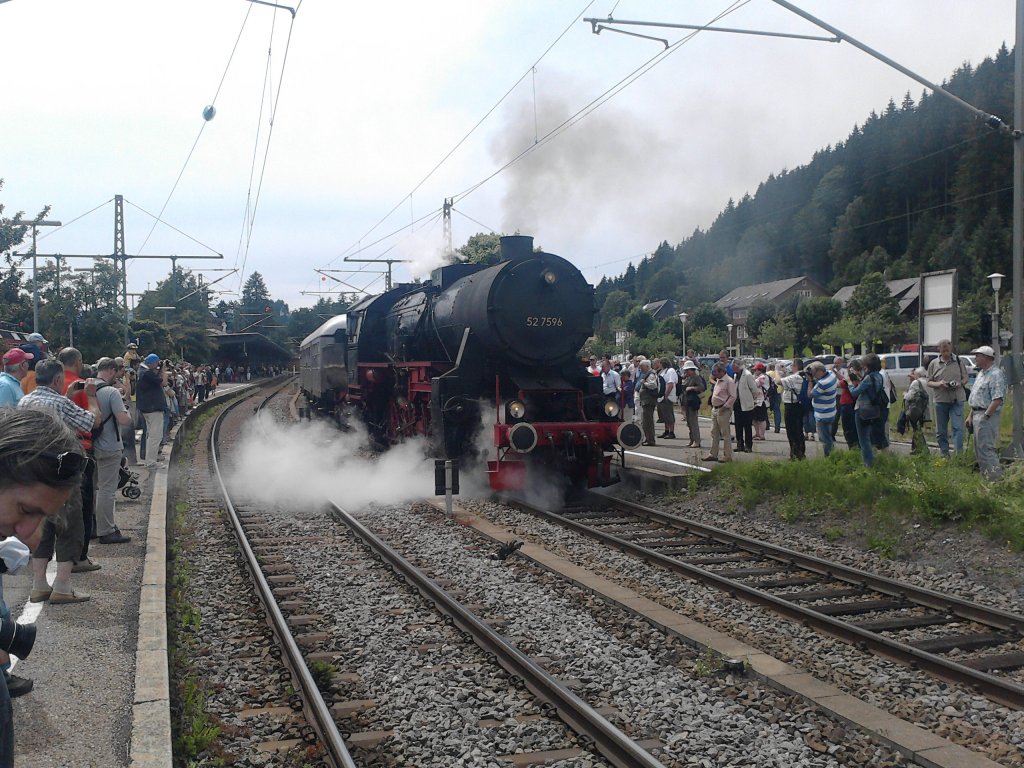 Am 24.06.2012 fuhr 52 7596 mehrmals zwischen Donaueschingen und Titisee hin und her. Hier steht sie, nach dem Umsetzen auf die andere Seite, in Titisee und wartet auf Ausfahrt.