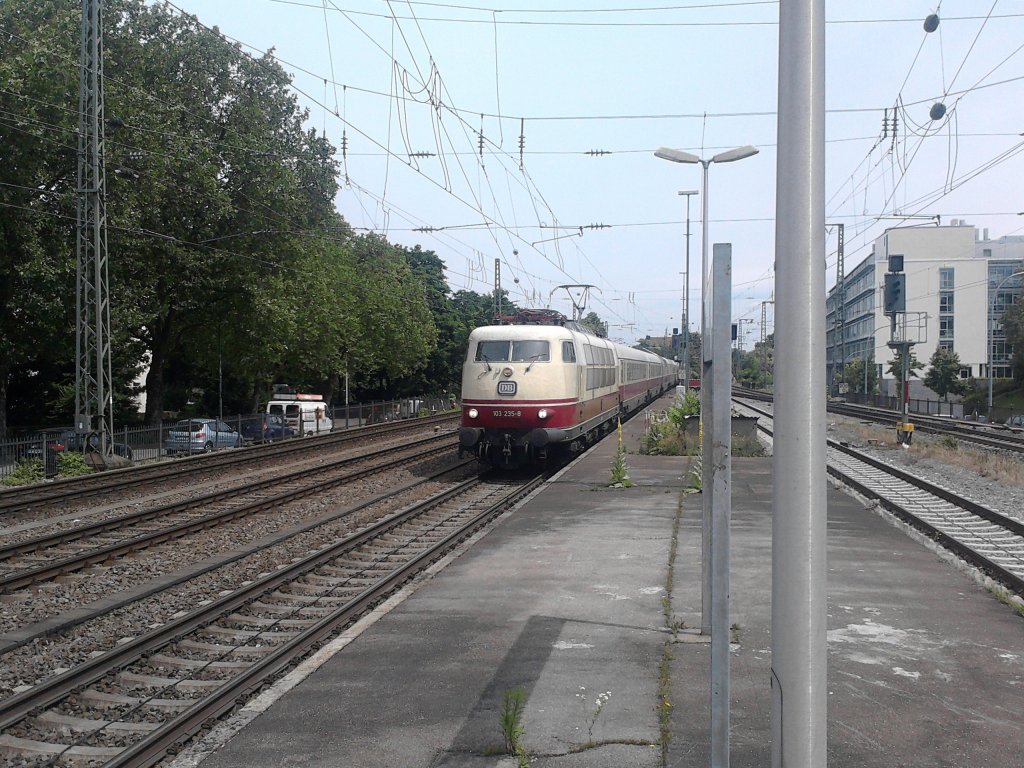 Am 24.06.2012 kam 103 235-8 mit einem TEE bei der Einfahrt von Freiburg (Brsg).