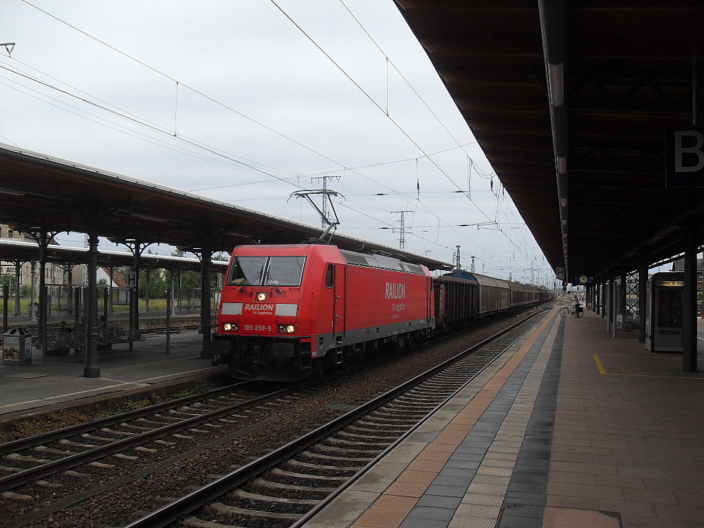 Am 24.06.2012 kam 185 259 mit einem gemischten Gterzug durch Stendal