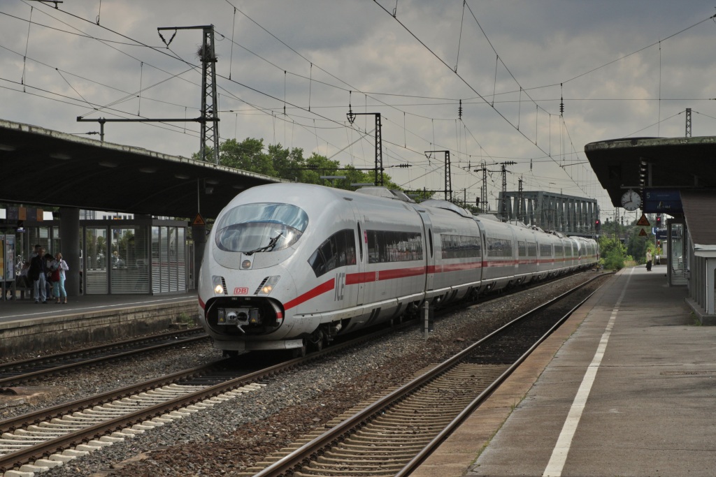 Am 24.07.10 durchfuhren 403 021 und ein Bruder den Kln Deutzer Bahnhof