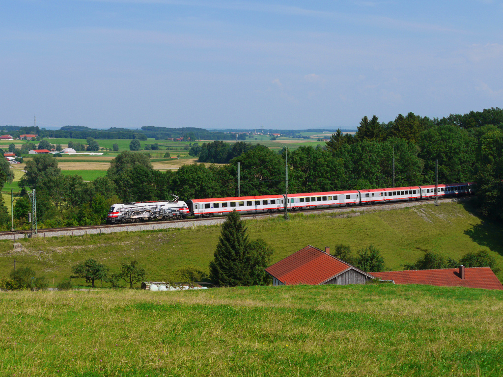 Am 24.07.12 war BB 1216.020 mit EC 80 (Verona Porta Nuova - Mnchen Hbf) unterwegs, das Bild entstand bei Aling (Oberbay).