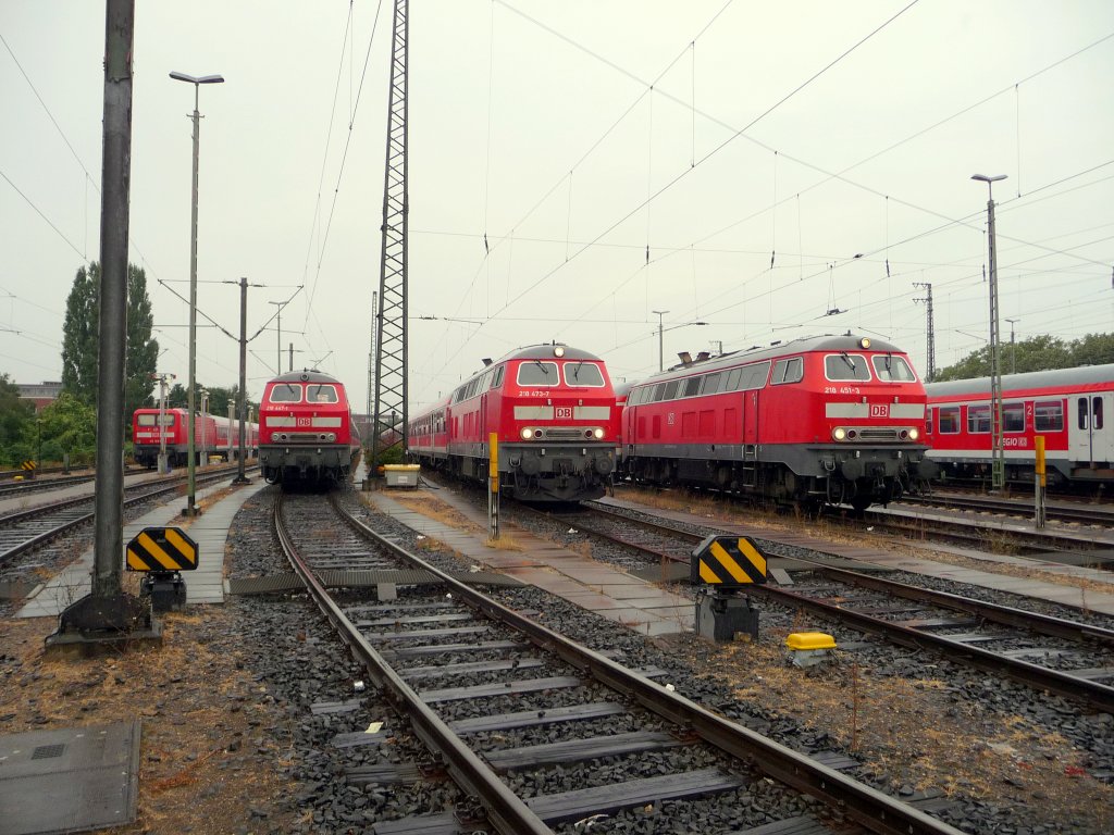 Am 24.08.2012 stehen gleich drei RE der Linie Hannover --> Bad Harzburg in Hannover-Pferdeturm abgestellt. Von links nach rechts RE 14852 mit 218 447, RE 14063 mit 218 473 und RE 14062 mit 218 451. Das ist genau ein Drittel des Braunschweiger 218 Bestandes.