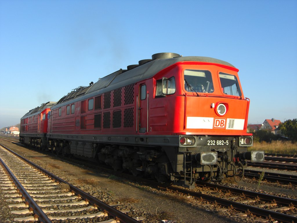 Am 24.10.08, um 08:35, stehen BR 232 628-5 und BR 232 003-4 im Bf Haldensleben, als Lz nach Rothensee zur Abfahrt bereit.