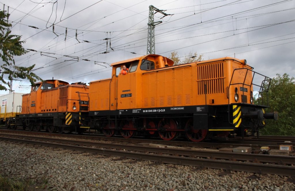 Am 24.10.2010 fuhr 345 228 und 346 560 von CLR Service GmbH durch Magdeburg Rothensee Richtung Biederitz mit einem Strabagzug am Haken.