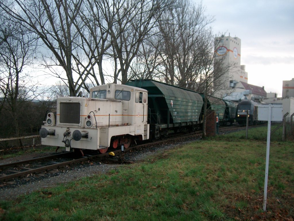 Am 24.11.2010 schob die V 22 der Heyl Mhle,slowakische Getreidewagen zur Ent- und Beladung.