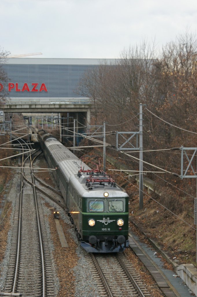 Am 24.12.2009 fand die alljhrliche Weihnachtsrundfahrt durch Wien statt. Geplant war das  Krokodil  1189.09, das jedoch durch eine Antriebsschaden nicht zum Einsatz kam. Als Ersatz fuhr das Tfz 1010.10, hier der Sdz R 16016 kurz vor Wien Meidling.