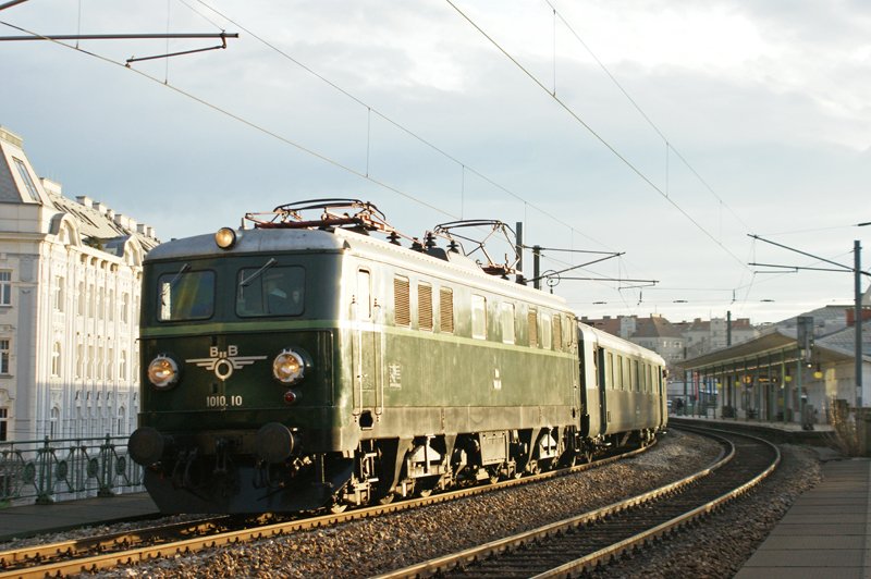 Am 24.12.2009 fand die alljhrliche Weihnachtsrundfahrt durch Wien statt. Geplant war das  Krokodil  1189.09, das jedoch durch eine Antriebsschaden nicht zum Einsatz kam. Als Ersatz fuhr das Tfz 1010.10, hier der Sdz R 16017 bei Wien Gersthof. (Gegenlicht)