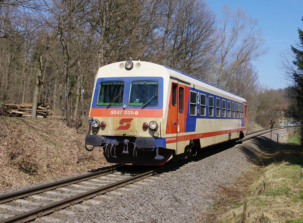 Am 24.3. 2011 fhrt der 5047 031 als R 8687 von Weiz nach Graz.
Aufnahmeort Hart.
