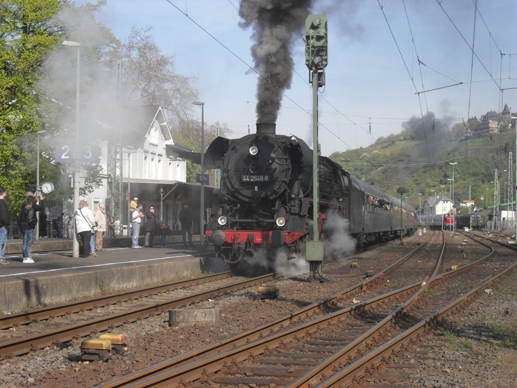 Am 24.4.10 war im Bahnhof Linz am Rhein eine Menge Dampf zu sehen.
44 2546-8 macht Dampf vor dem Sonderzug und hinten macht 41 360 dampf,die den Sonderzug von Kln Hbf nach Linz gebracht hat.