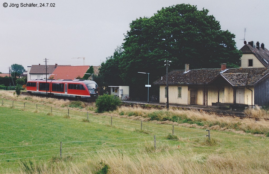 Am 24.7.02 hielt noch ein  642er  als Regionalbahn nach Steinach vor dem alten Empfangsgebude in Burgbernheim. 