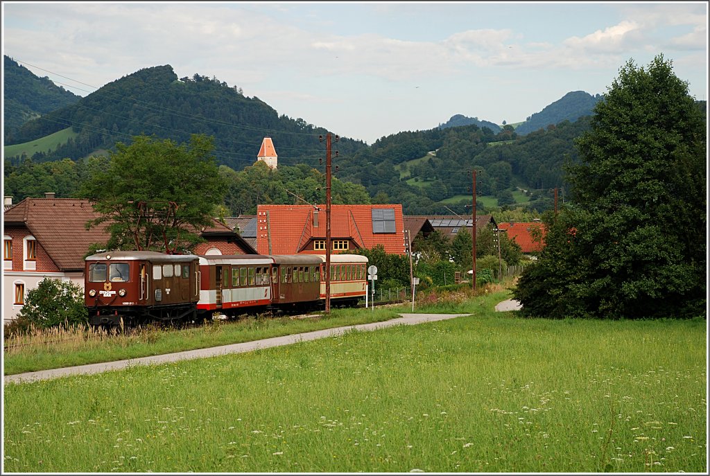 Am 24.8.2010 wurde der R 6837 von der 1099 013  tscherbr  bespannt. Hier der Zug zwischen Kirchberg und Schwerbach.