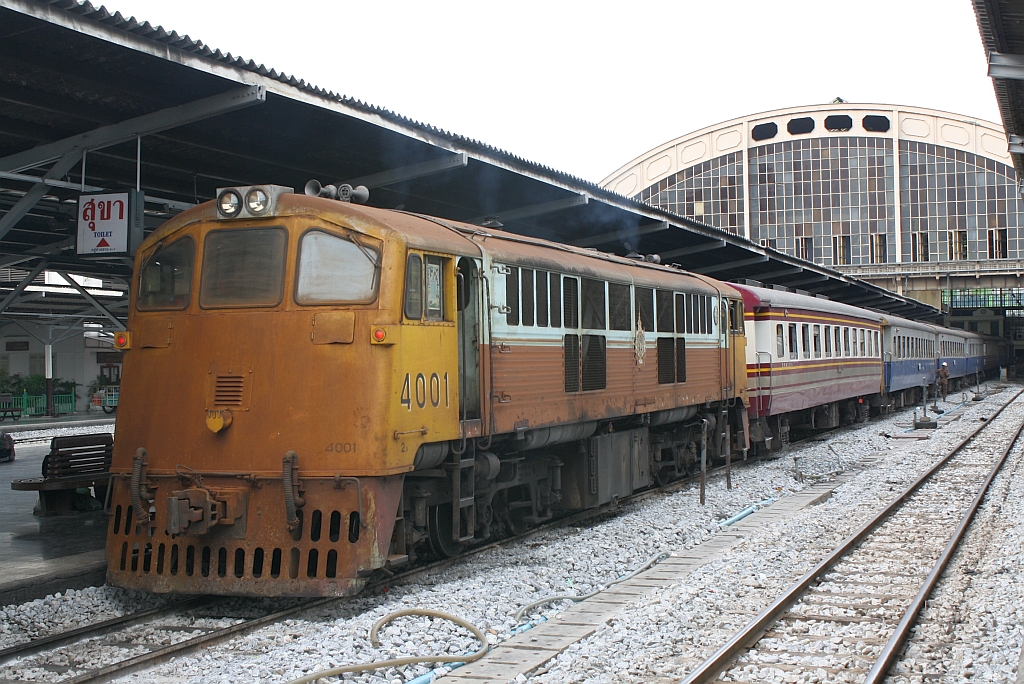 Am 24.Juli 2012 war die GEK 4001 (Co'Co', de, General Electric, Bj.1963, Fab.Nr. 34850) als eine der zwei Verschubreserven im Bf. Hua Lamphong im Einsatz.

