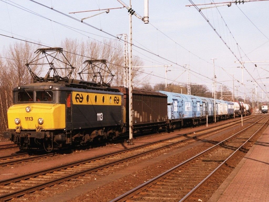 Am 25-3-1998 gab es noch eine BR 1100 im Einsatz. Hier steht die 1113 mit Gterzug 40504 Helsingborg-Kijfhoek abfahrtsbereit auf Bahnhof Bentheim. Im Hintergrund ist eine 140 zu sehen. Bild und scan: Date Jan de Vries.