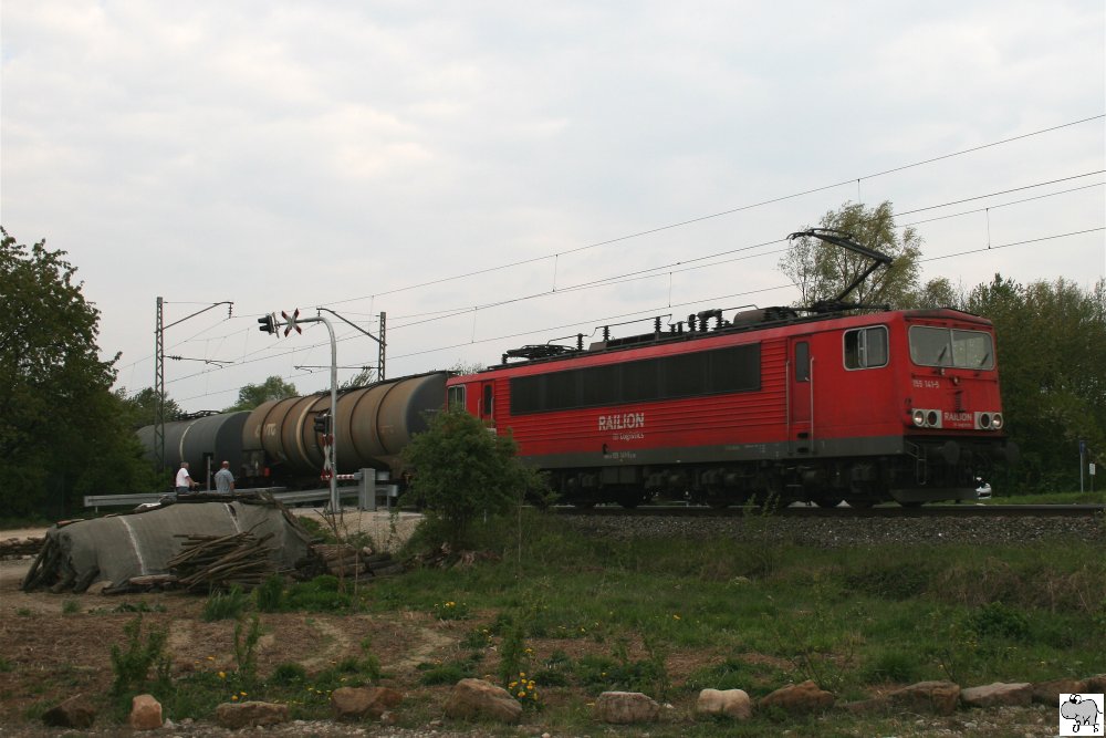 Am 25. April 2011 befrdert 155 141-5 einen Kesselwagen-Ganzzug bei der Ortschaft Trieb, zwischen Hochstadt am Main und Lichtenfels, in sdliche Richtung. 