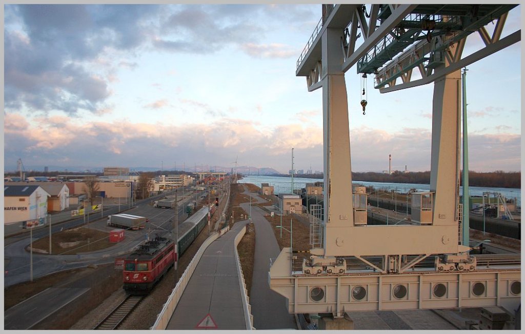 Am 25. Februar 2012 fuhr die 1042 23 (anstatt des angekndigten 5042 14) von Wien Westbf. nach Reichraming. Am Zugschluss ziehend wurde sie von einer 1142 als Leerpersonenzug ber die Wiener Donauuferbahn vom Franz-Josefs Bahnhof zum Westbahnhof gefhrt. Die Aufnahme zeigt den Zug am frhen Morgen in Wien/Freudenau. 