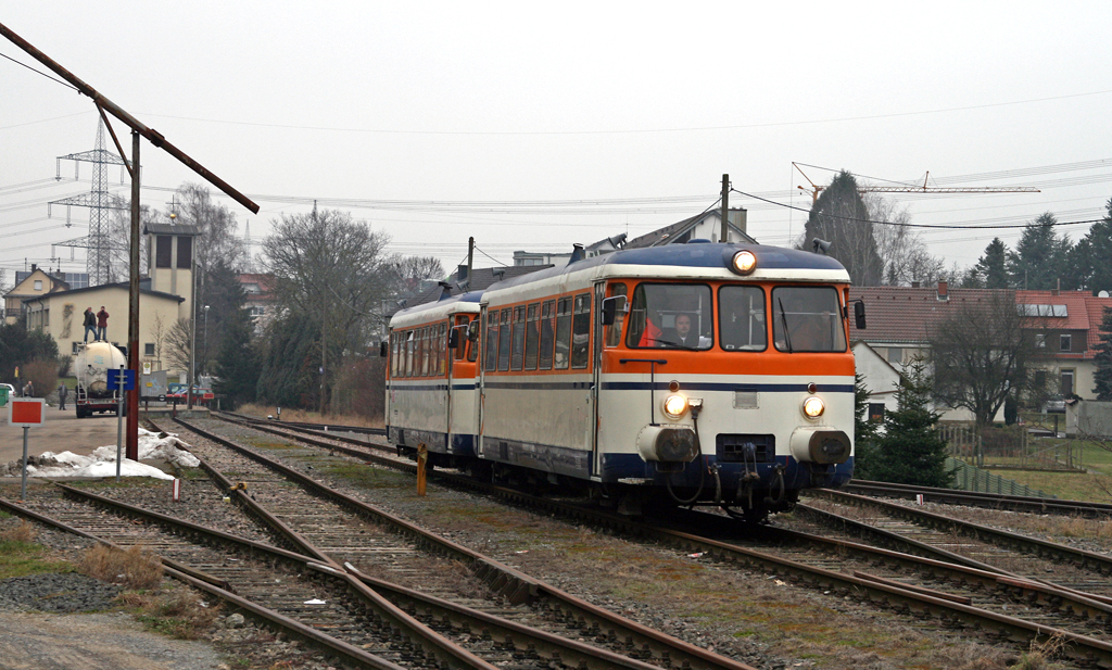 Am 25. Januar 2010 beschleunigen der VT 9 sowie der VT 26 als Scheinanfahrt aus dem Bahnhof von Hffenhardt.