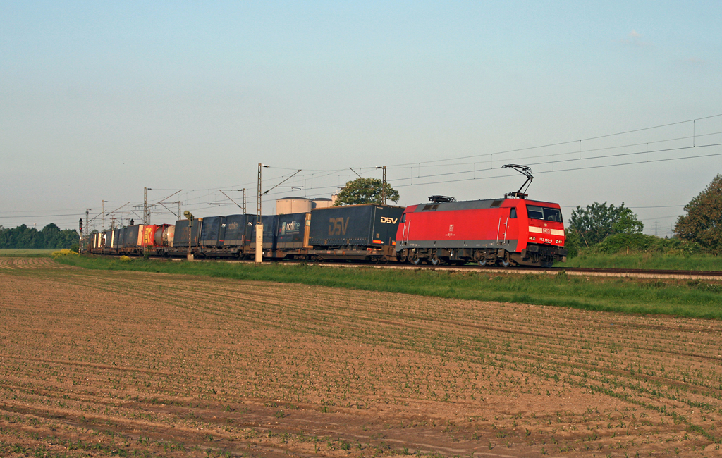 Am 25. Mai 2010 ist 152 153 mit einem KLV-Zug in Richtung Schwetzingen zwischen den Ortschaften Waghusel und Neuluheim unterwegs.