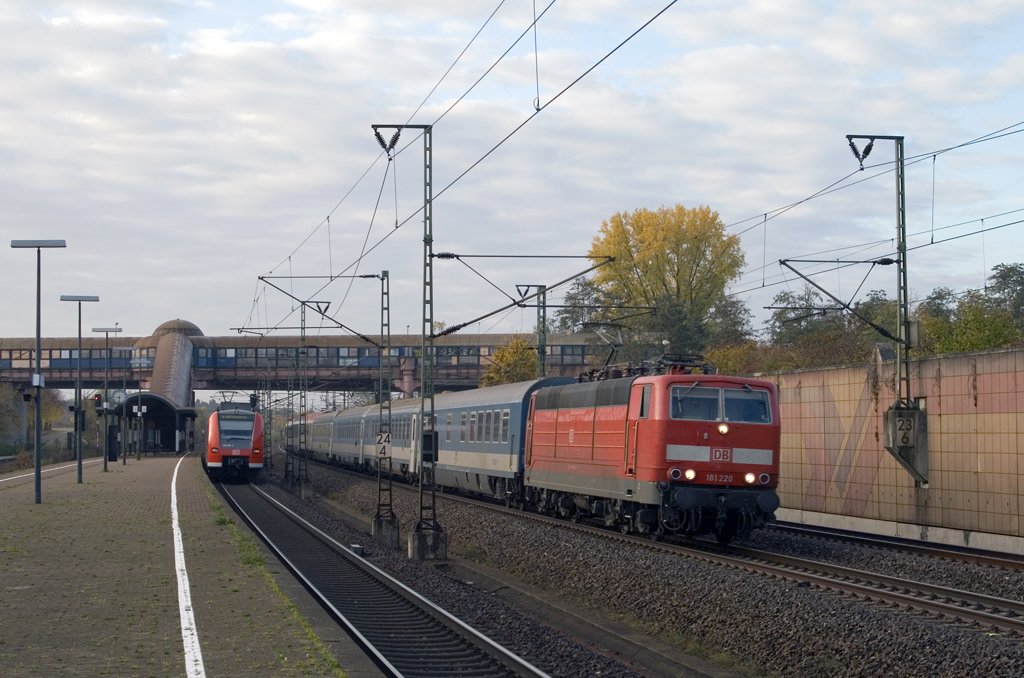 Am 25. Oktober 2009 eilt die Frankfurter 181 220 mit dem EN 408 „Danubius“ von Karlsruhe nach Frankfurt (Main) durch den Haltepunkt von Neuluheim. Leider wurde diese Verbindung zum Fahrplanwechsel im Dezember 2009 nach nur einem Jahr schon wieder eingestellt.
Der links im Bild zu sehende Ludwigshafener 425 268 war unterwegs als RB 18659 von Biblis nach Waghusel und htte den EuroNight beinahe zugefahren.