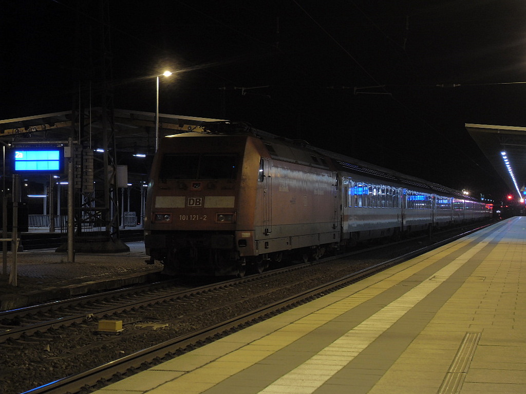 Am 25.01.2012 kam 101 121 mit IC 147 in Stendal an.