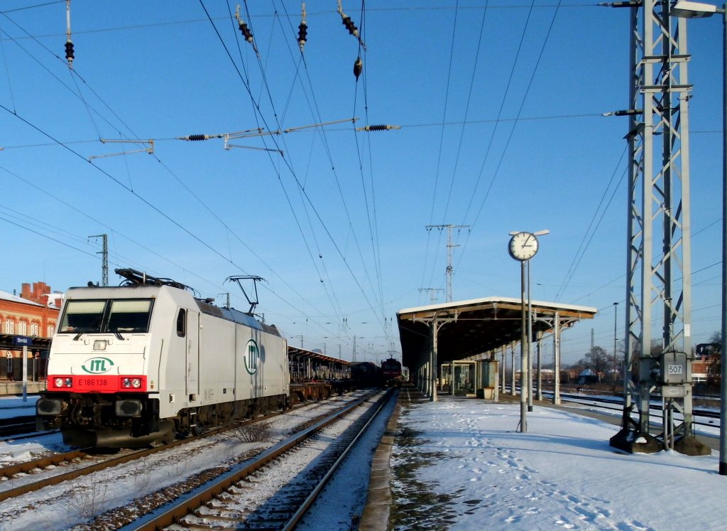 Am 25.01.2013 kam E 186 138 der ITL mit einem Containerzug durch Stendal und fuhr weiter in Richtung Hamburg.Im Hintergrund stand 114 004 mit (RE 17653)nach Halle (Saale) zur Abfahrt bereit.