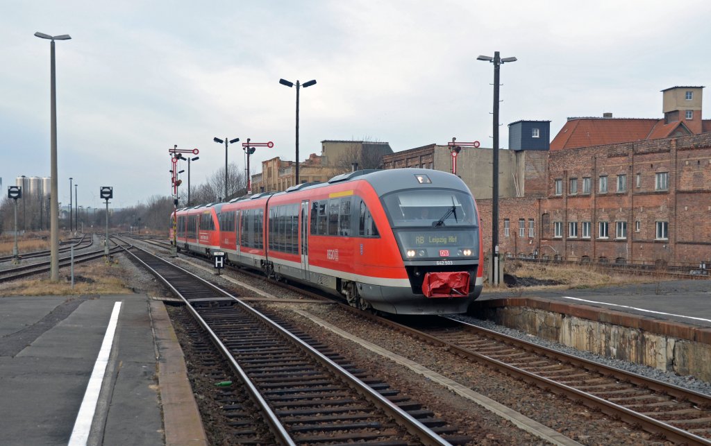 Am 25.02.12 war 642 003 als RB von Saalfeld nach Leipzig unterwegs, als sie den Bahnhof Zeitz erreicht.