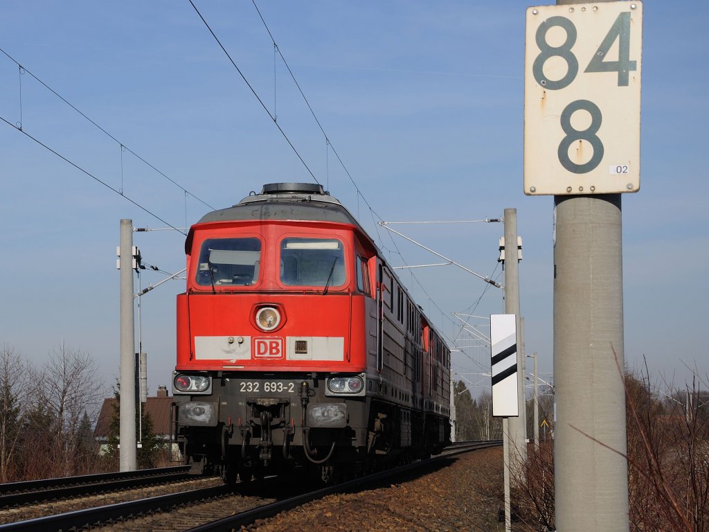 Am 25.02.2011 sind 232693 und 232635 zwischen Reichbach/Vogtl. und Neumark auf dem Weg zur Arbeit.