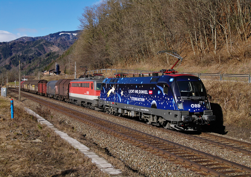 Am 25.02.2012 brachten die 1116 126 Licht ins Dunkel und die 1142 653.
 den Gterzug 54785 nach Graz, aufgenommen in Mautstatt. 