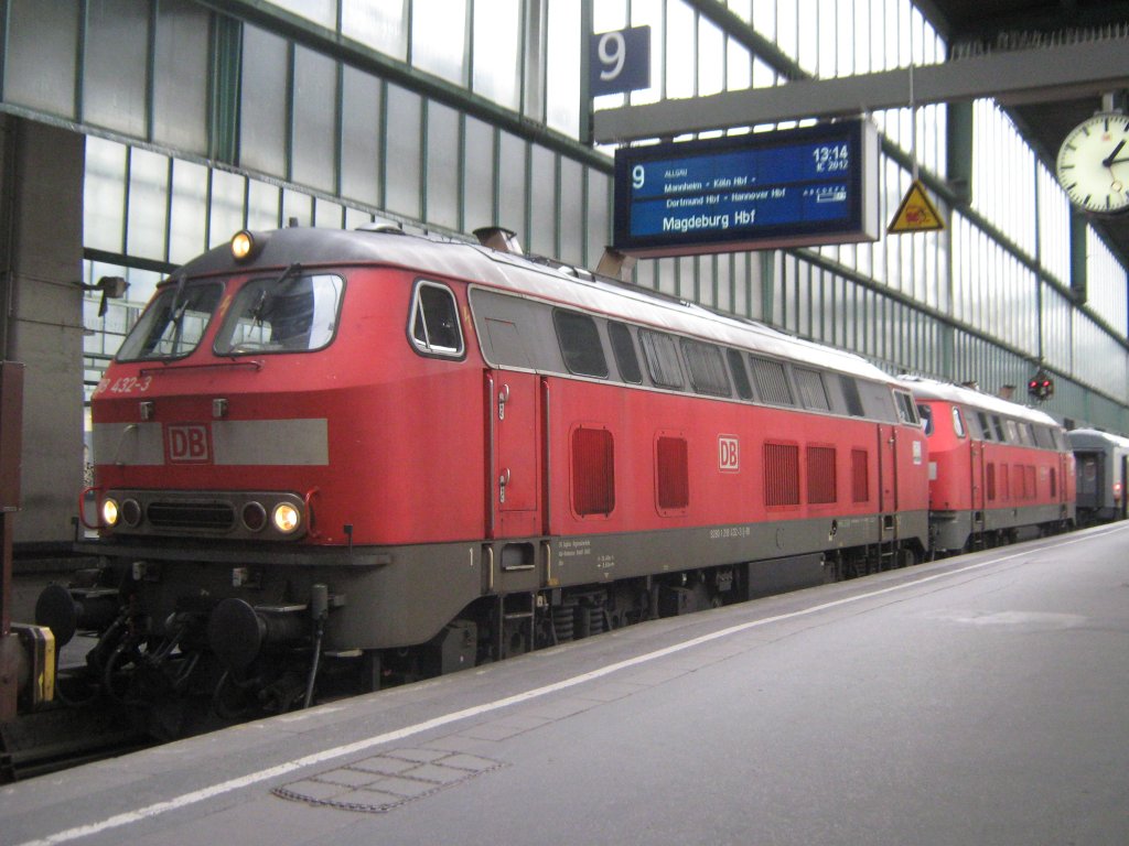 Am 25.03.2010 sind gerade 218 432-3 un 218 456-2 mit dem IC 2012 nach Magdeburg in den Stuttgarter HBF eingefahren. Diese wurde gerade vom Zug abgekuppelt und warten jetzt auf die Ausfahrt in die Abstellanlage.