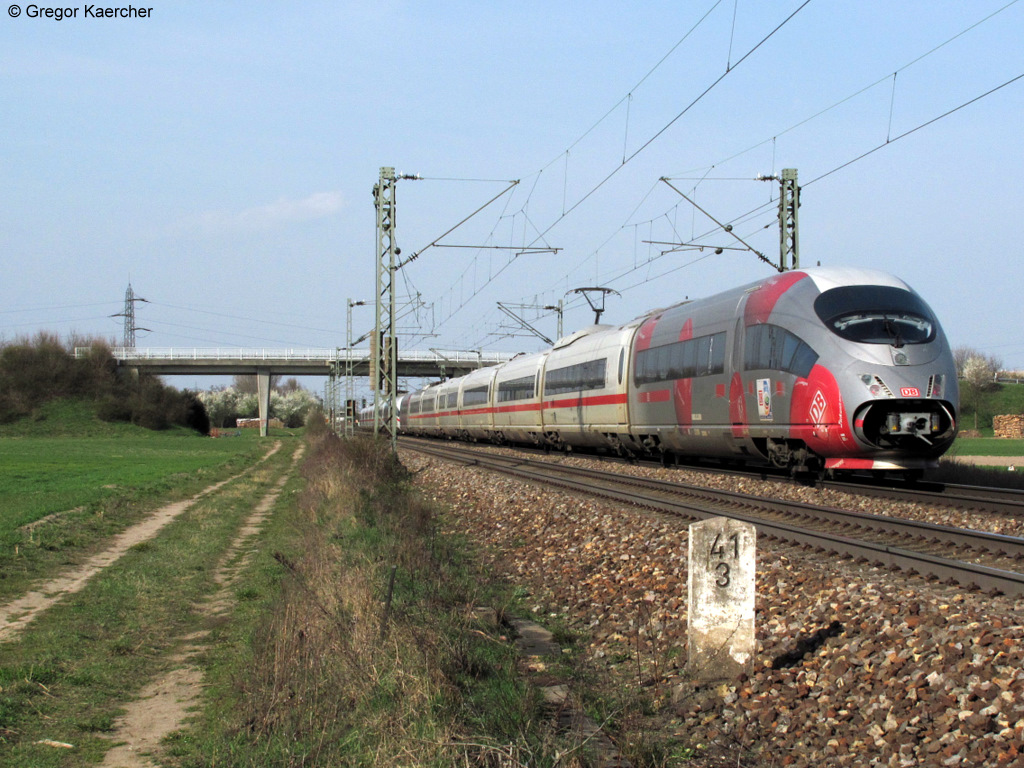 Am 25.03.2011 konnte ich den WM-ICE 403 054-0 bei Graben-Neudorf fotografieren. Er fuhr mit einem weiteren 403 nach Kln, wo der Zug dann geteilt wird. Dieses 403 doppel bestand aus ICE 206 (Karlsruhe-Kln-Wuppertal-Dortmund) und ICE 806 (Karlsruhe-Kln-Oberhausen).