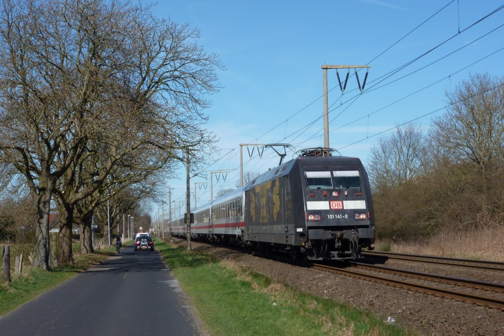 Am 25.03.2012 hing 101 141-0 am IC 130 von Norddeich Mole nach Luxemburg, hier kurz vor dem Bahnhof Leer.