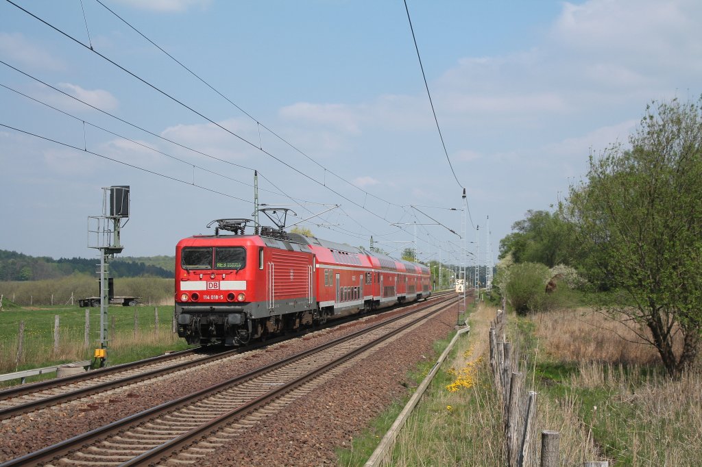Am 25.04.2011 fhrt 114 018 mit dem RE3 Richtung Berlin, hier bei Chorin.