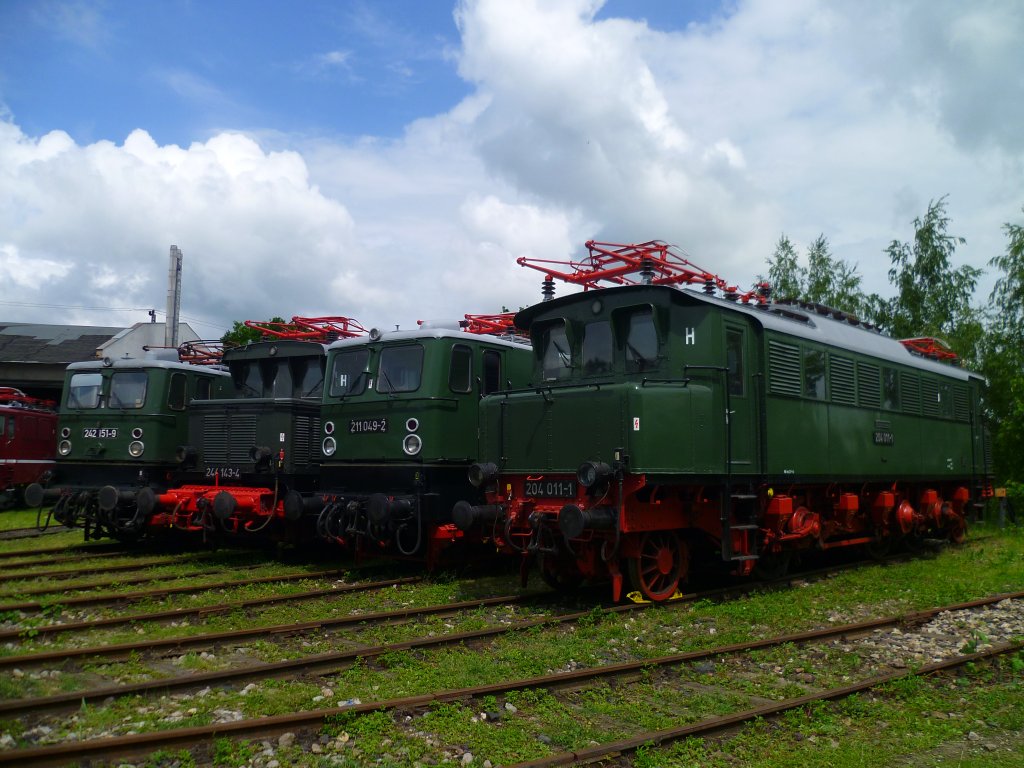 Am 25.05.13 fand in Weimar beim TEV das DR E-Lok Treffen statt. Zusehen 242 151-9, 244 143-4, 211 049-2 und 204 011-1.