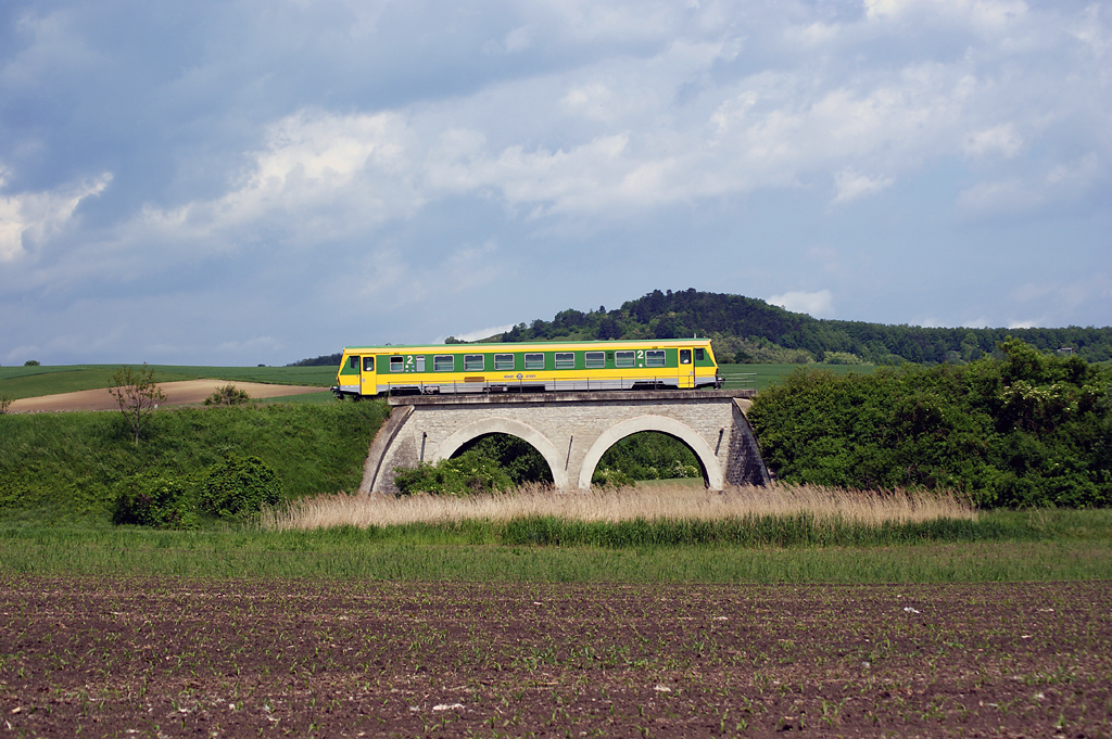 Am 25.05.2010 berquerte 5047 501 der Raaberbahn/GySEV als R7717 bei seiner Fahrt nach Sopron das Viadukt ber den Aglistergraben bei Marz-Rohrbach.