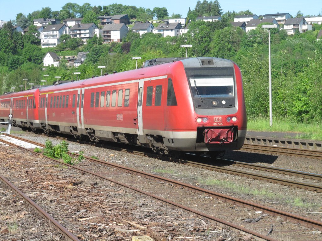 Am 25.05.2012 verlt 612 545 den Bahnhof Arnsberg.