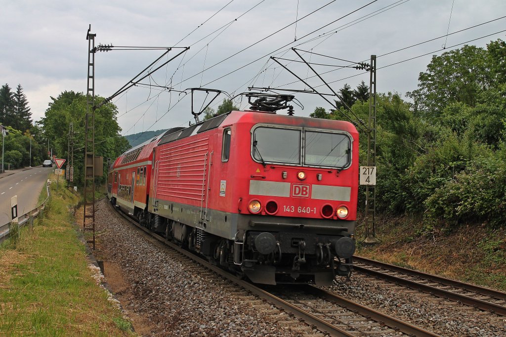 Am 25.06.2013 bespannte die Freiburger 143 640-1 mehrere RB-Zge Zwischen Offenburg und Neuenburg (Baden). Am Mittag ist sie beim herraus Beschleunigen durch die Sdliche Kurve von Schallstadt vom gleichnamigen Bahnhof gen Sden.