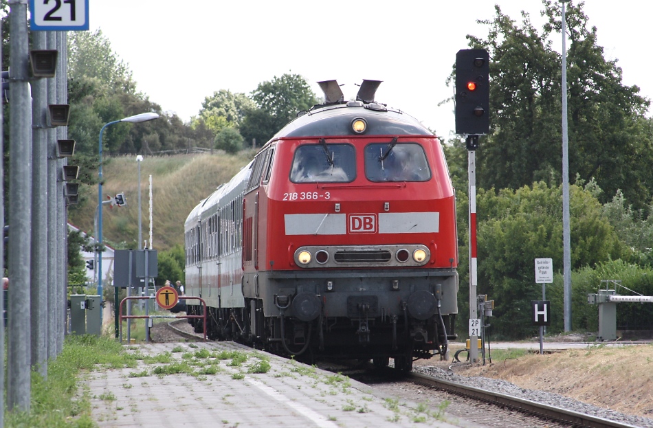 Am 25.07.2010 begegnete mir durch Zufall im Bhf.-Zinnowitz der IC Richtung Kln, mit der BR 218 336-3.
Die Freude war gro, den dieser Zug fhrt nur Freitags auf die Insel und Sonntag gegen Nachmitag zurck.