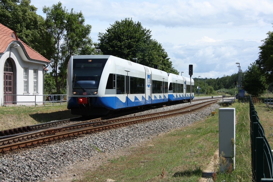 Am 25.07.2010 verlsst eine GTW 2/6 Doppelgarnitur den Bhf. Trassenheide mit Fahrziel Stralsund.